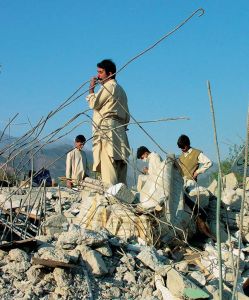 I sopravvissuti di Balakot cercano segni di vita tra le macerie. Rasa al suolo nel 2005, la città pakistana è stata ricostruita a venti chilometri di distanza, prendendo a modello le architetture di Islamabad. - Archivio BPP